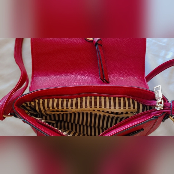 ❤️𝐕𝐢𝐛𝐫𝐚𝐧𝐭 𝐂𝐫𝐢𝐦𝐬𝐨𝐧 𝐐𝐮𝐢𝐥𝐭𝐞𝐝 𝐂𝐫𝐨𝐬𝐬𝐛𝐨𝐝𝐲 𝐁𝐚𝐠 - Picture 7 of 16